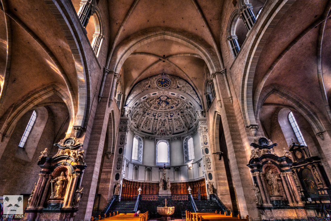 •	Trier Cathedral: Thánh đường Trier - Là thánh đường lâu đời nhất trong thành phố 
