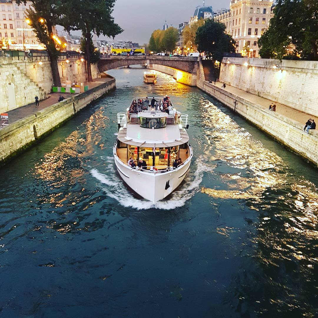 đi du thuyền trên dòng sông Seine êm đềm