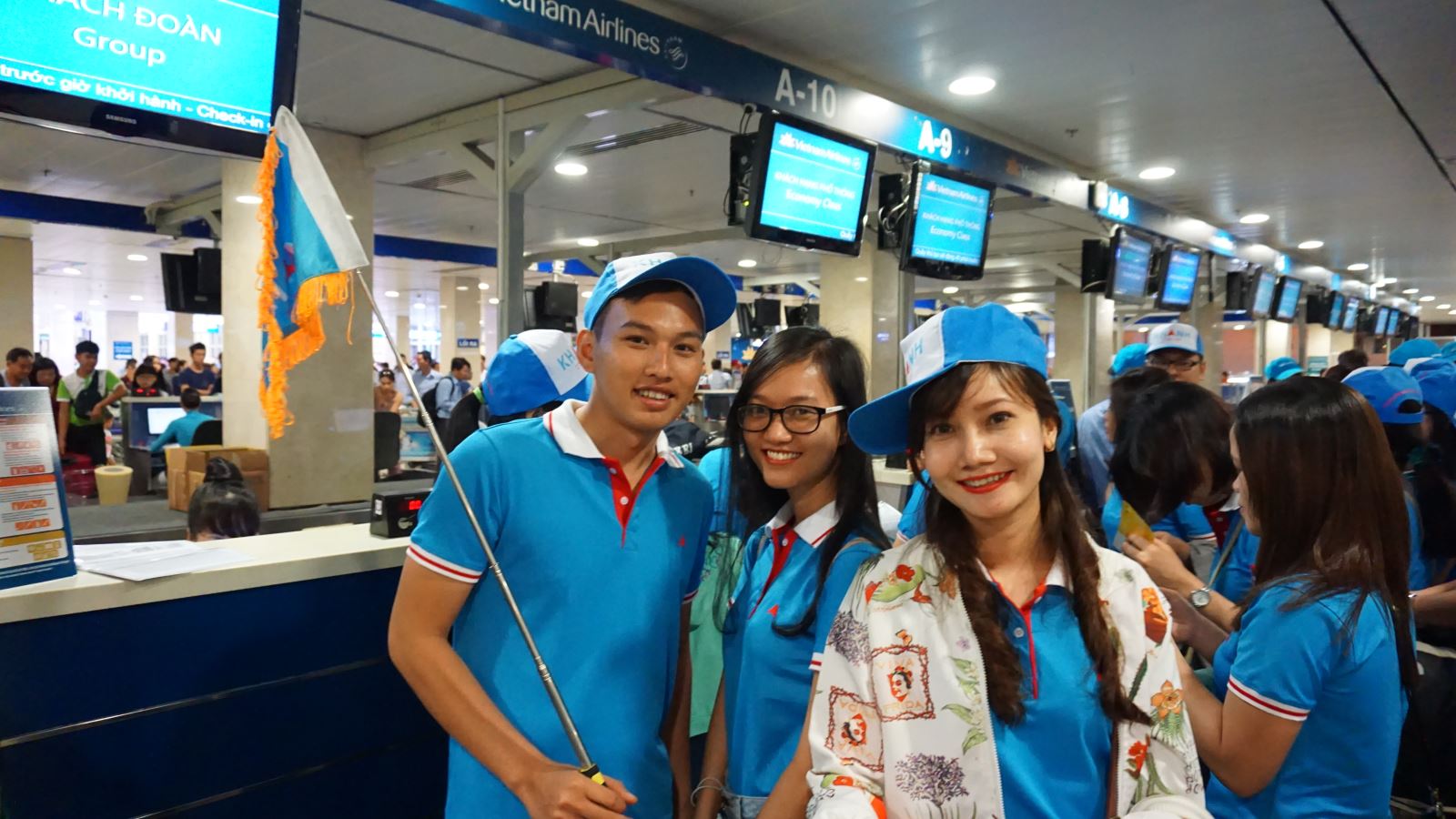 Tranh thủ chụp lúc mọi người đang gửi hành lý