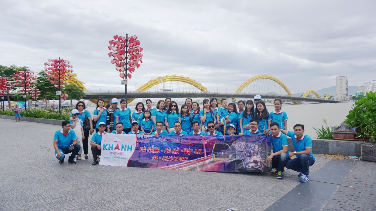 Tập thể đại gia đình Khanh Travel