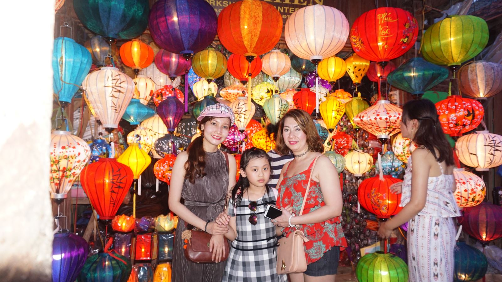 Phố Hội An lên đèn