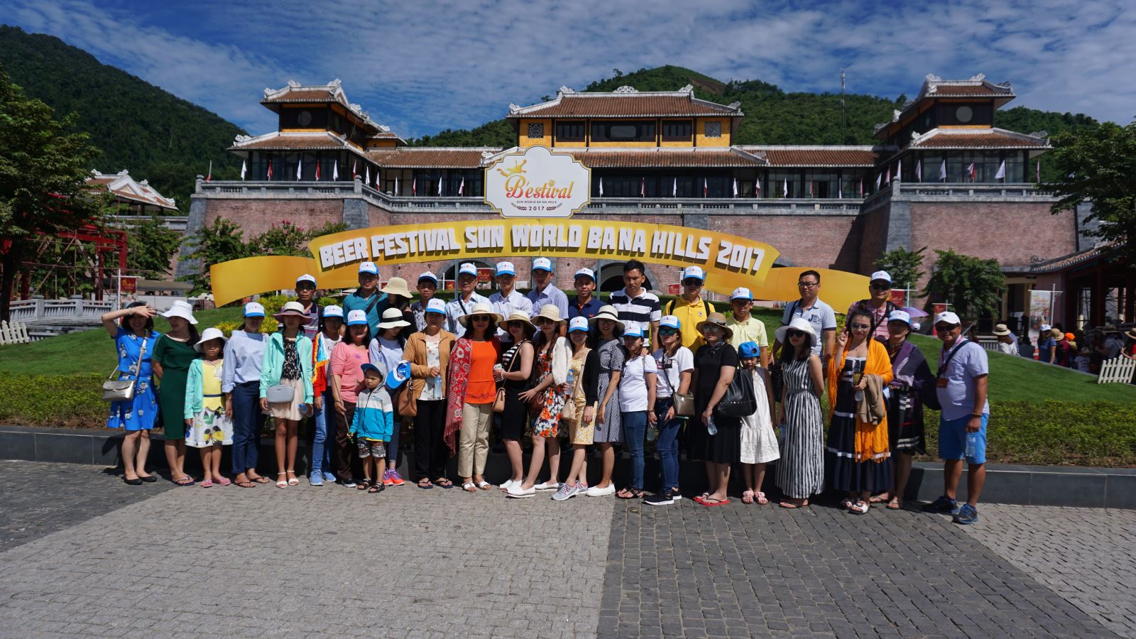 Đại gia đình chụp ảnh lưu niệm ở Bà Nà Hill
