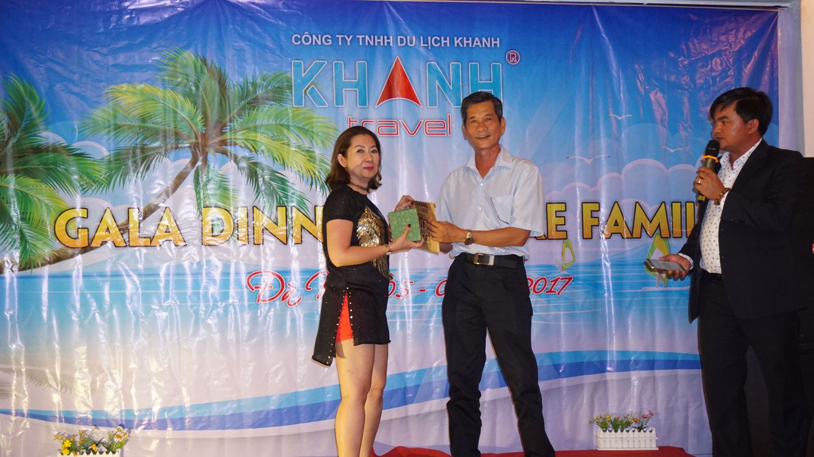 Đội trưởng đội thứ 4 đã dành chiến thắng giải múa đồng đội điệu múa của người Nhật Bản 