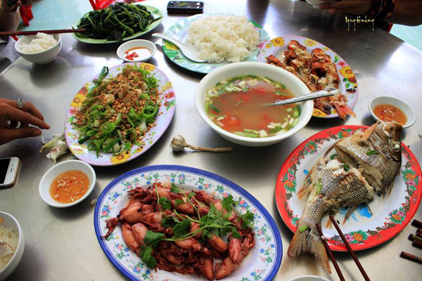 Mâm cơm đặc sản chỉ có ở Sa Kỳ - Khanh Travel